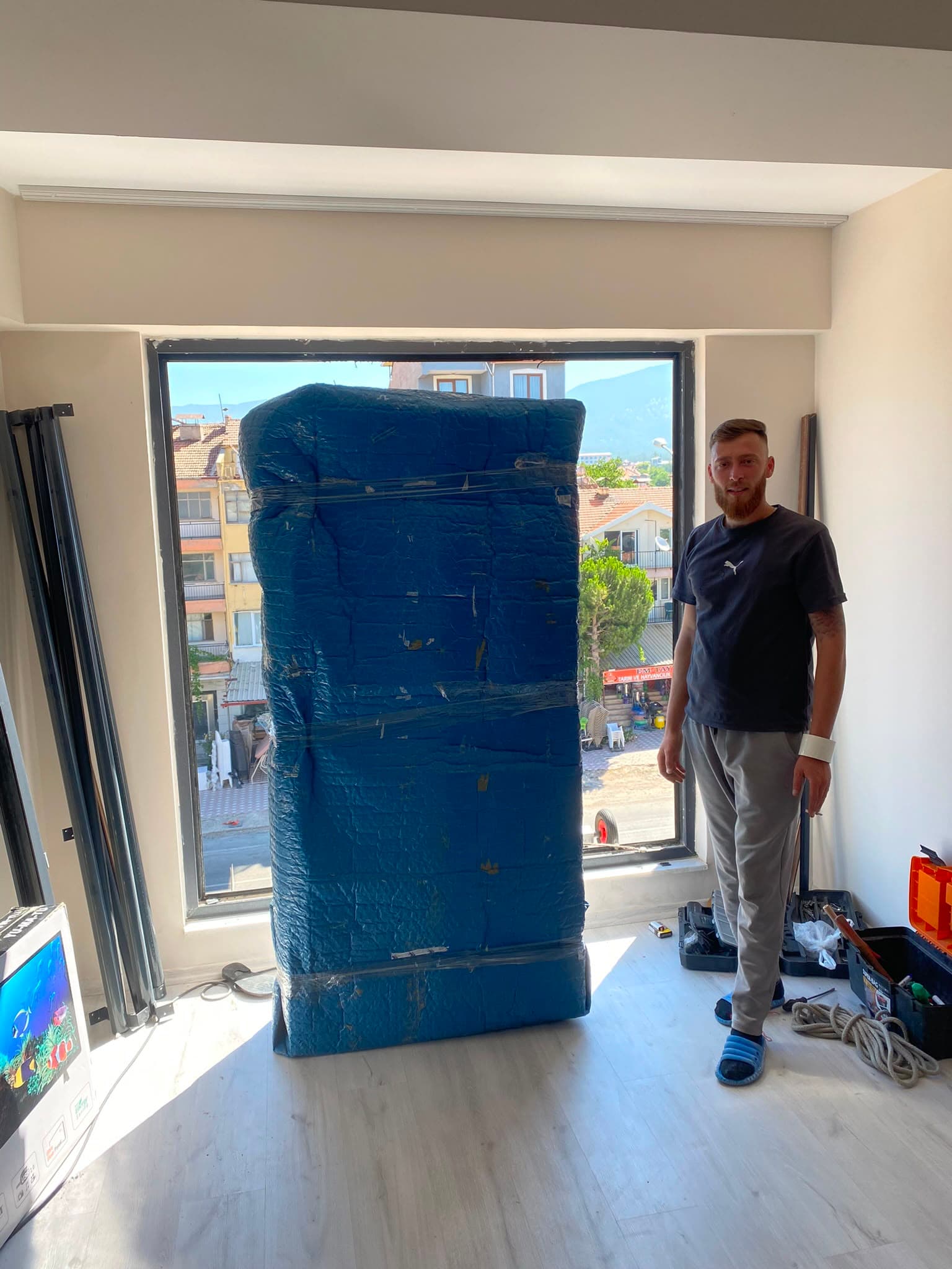 Profesyonel nakliyat ekibi paketlenmiş eşya ile