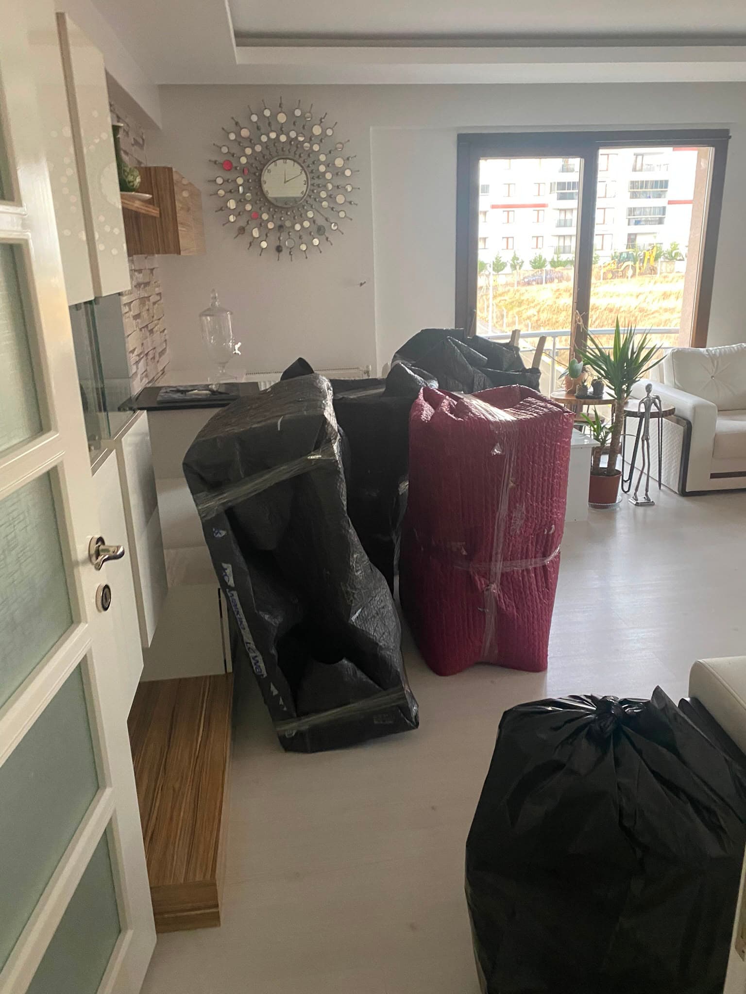 Taşınmaya hazır paketlenmiş eşyalar — Uşak evden eve nakliyat