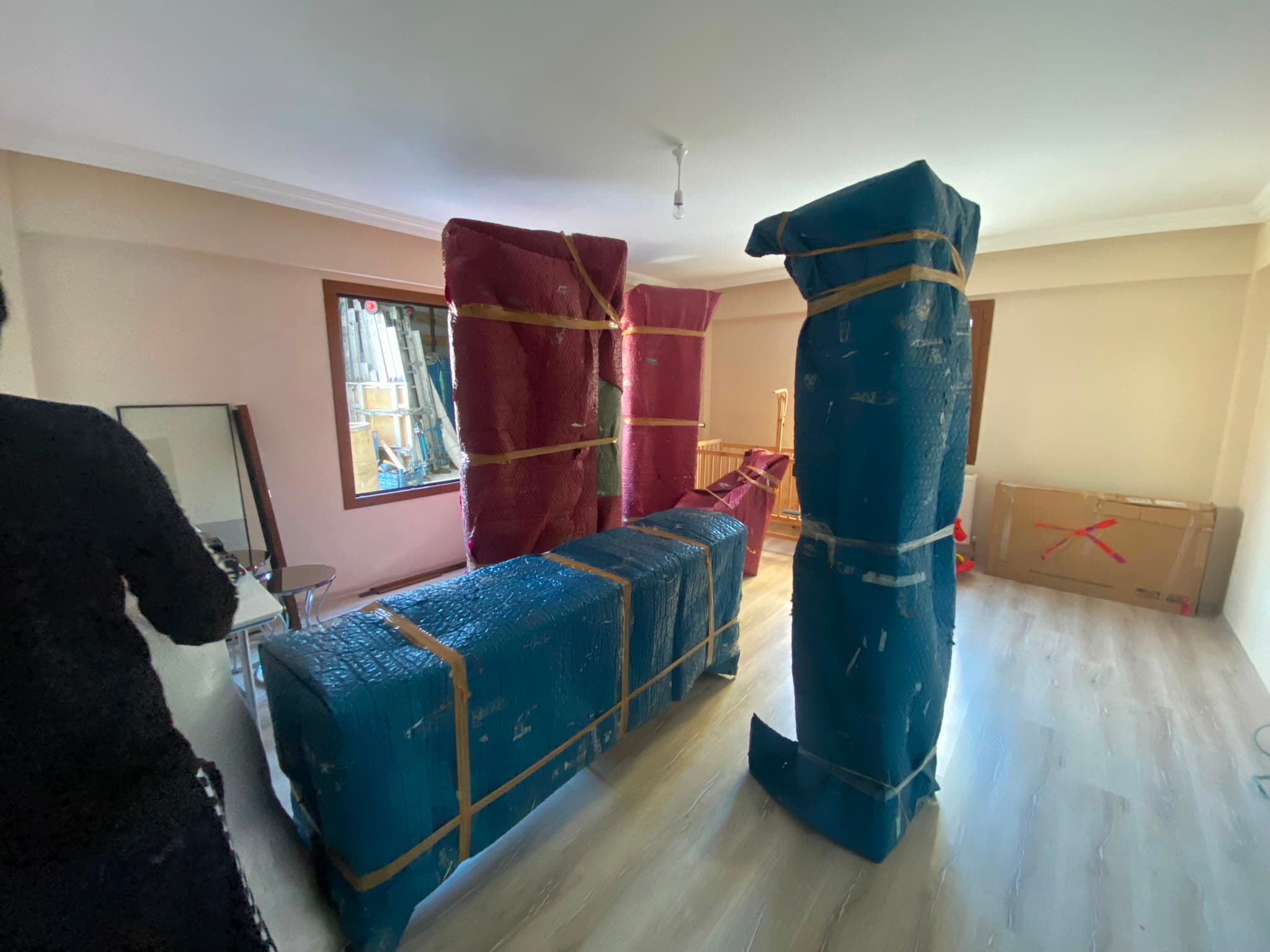 Geniş odada taşınmaya hazır paketlenmiş eşyalar Uşak nakliyat
