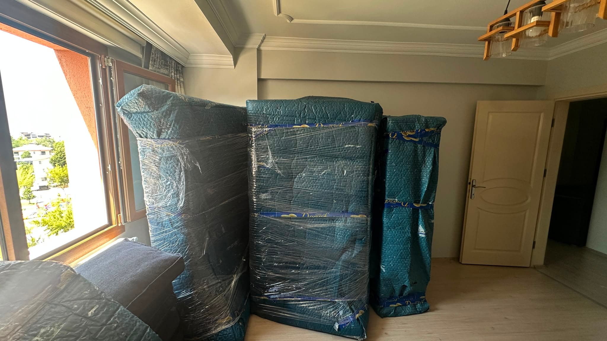 Uşak nakliyat paketleme — battaniyeli eşya koruma uygulaması