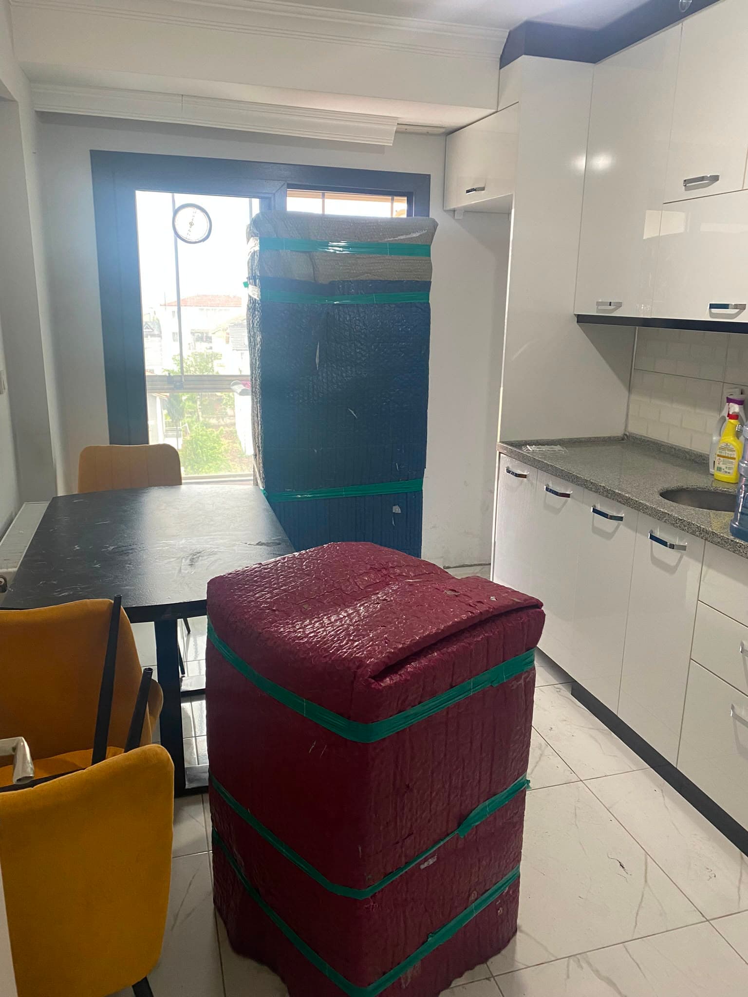 Mutfak buzdolabı ve eşyaların profesyonel nakliyat paketlemesi